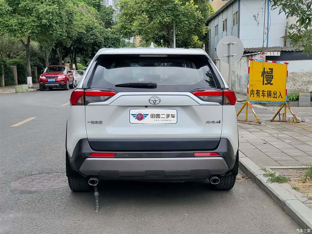 Toyota RAV4, 2022 все фото