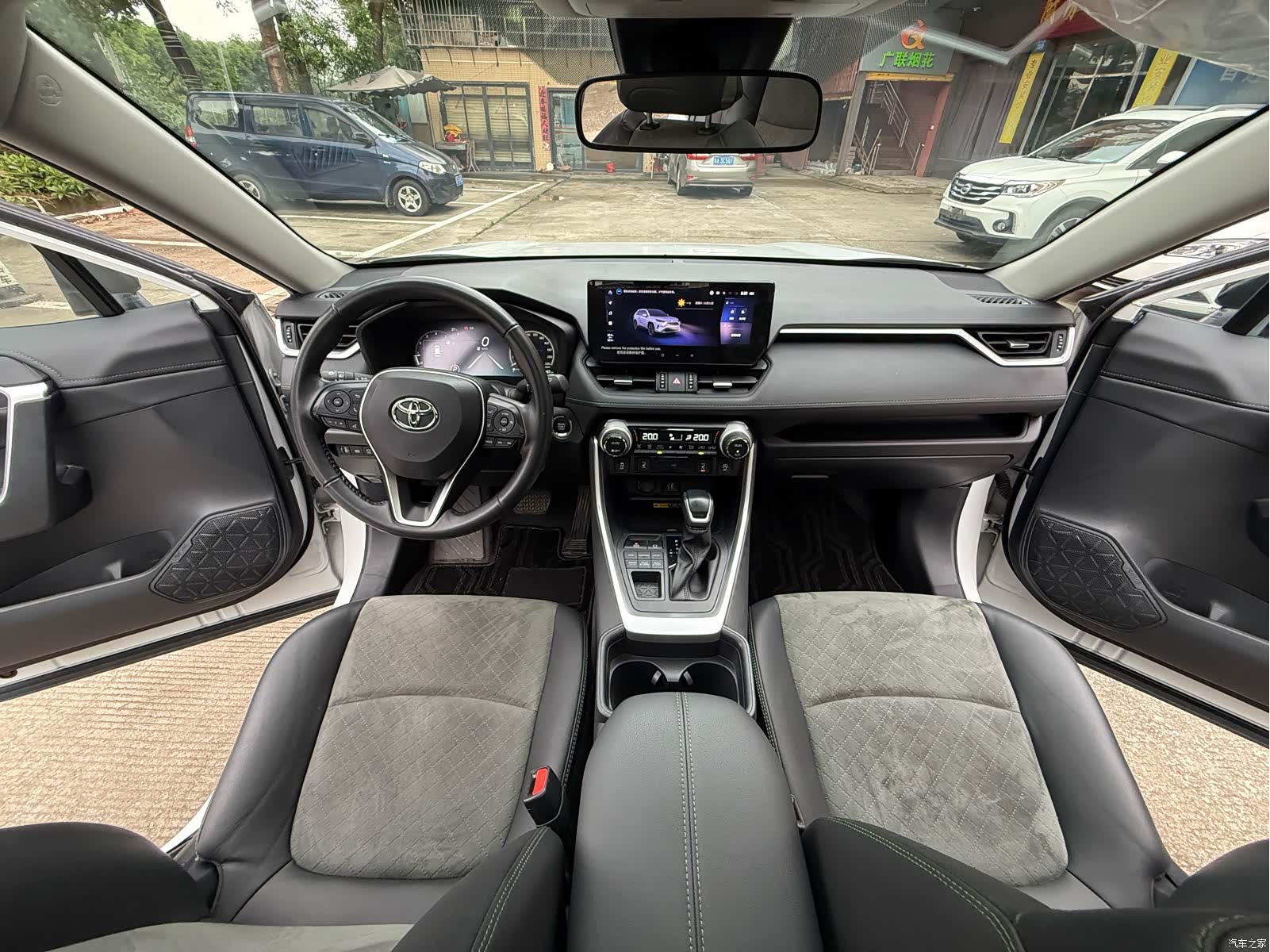 Toyota RAV4, 2024 11