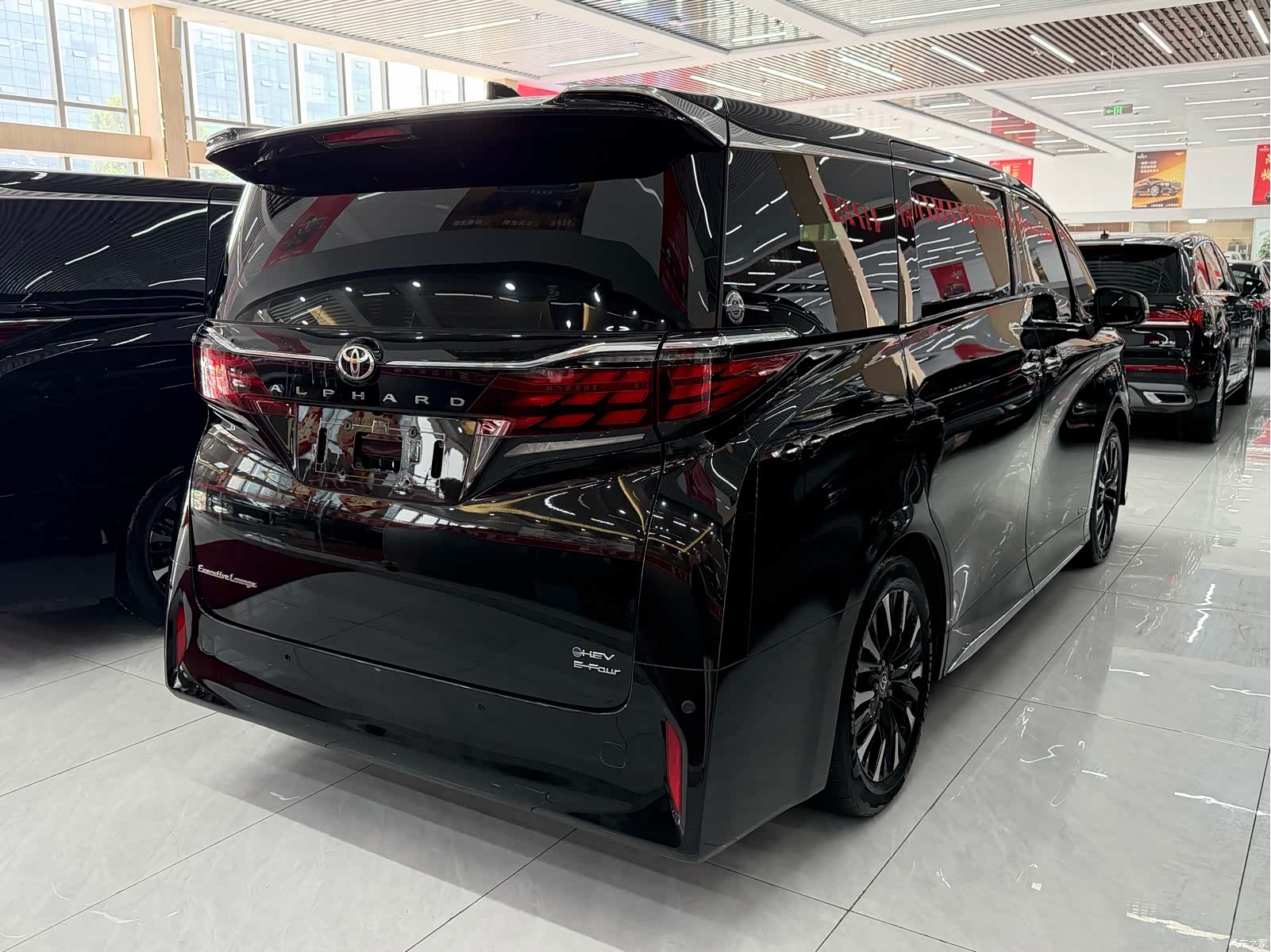 Toyota Alphard, 2023 3