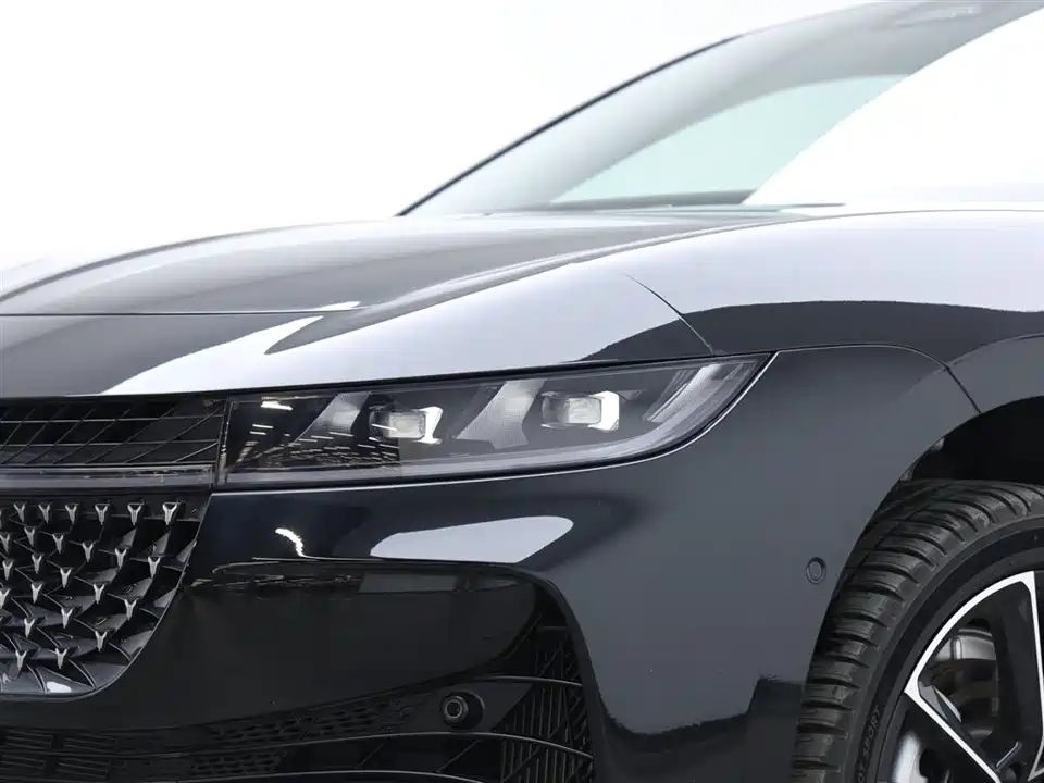 VOYAH Lantu chasing light