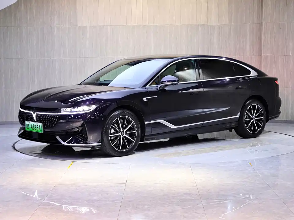 VOYAH Lantu chasing light