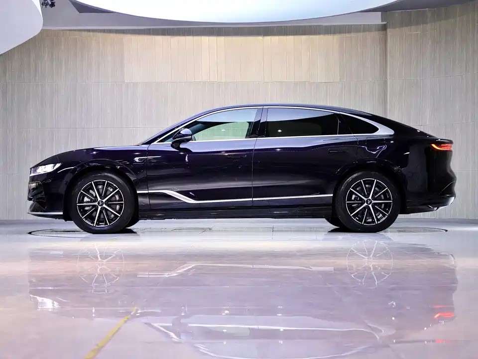 VOYAH Lantu chasing light