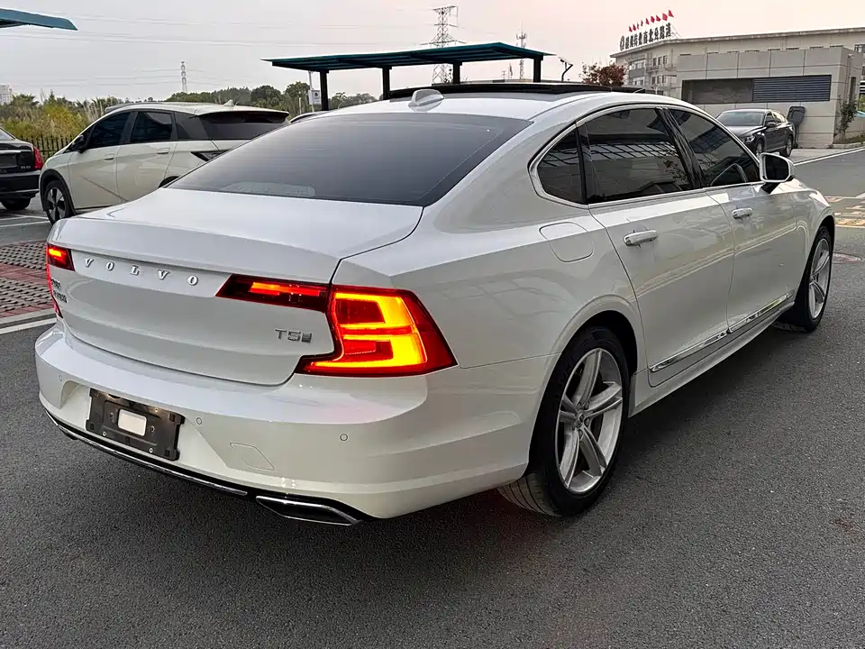 Volvo S90