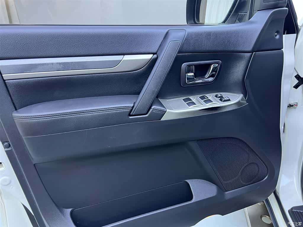Mitsubishi Pajero, 2015 13