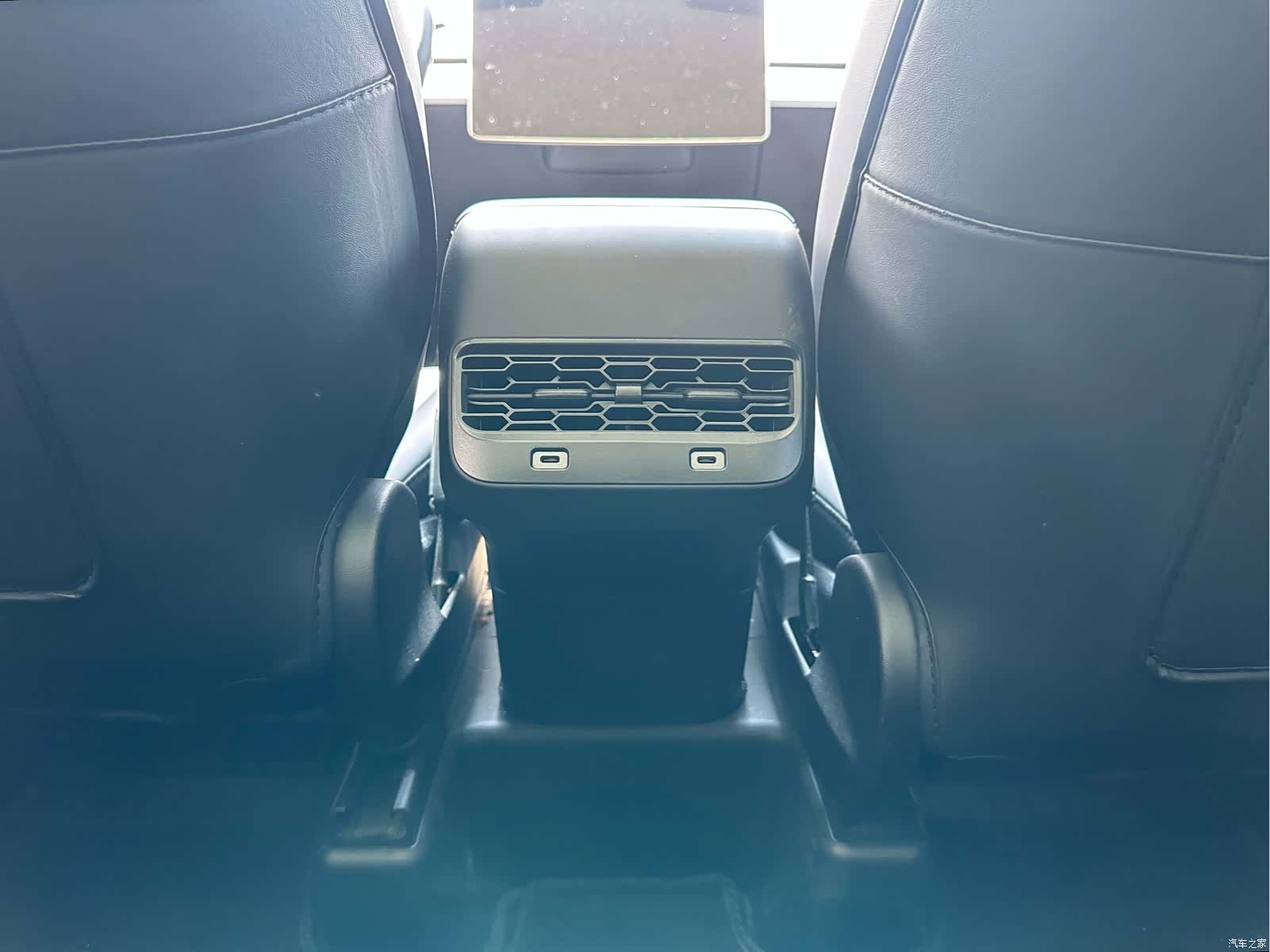 Tesla Model Y, 2024 19