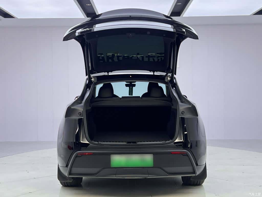 Tesla Model Y, 2025 9