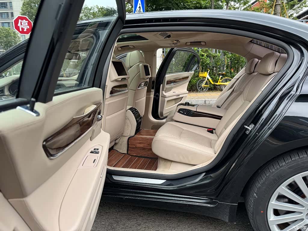 BMW 7 Series, 2011 11