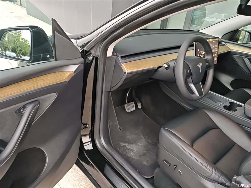 Tesla Model Y, 2023 16