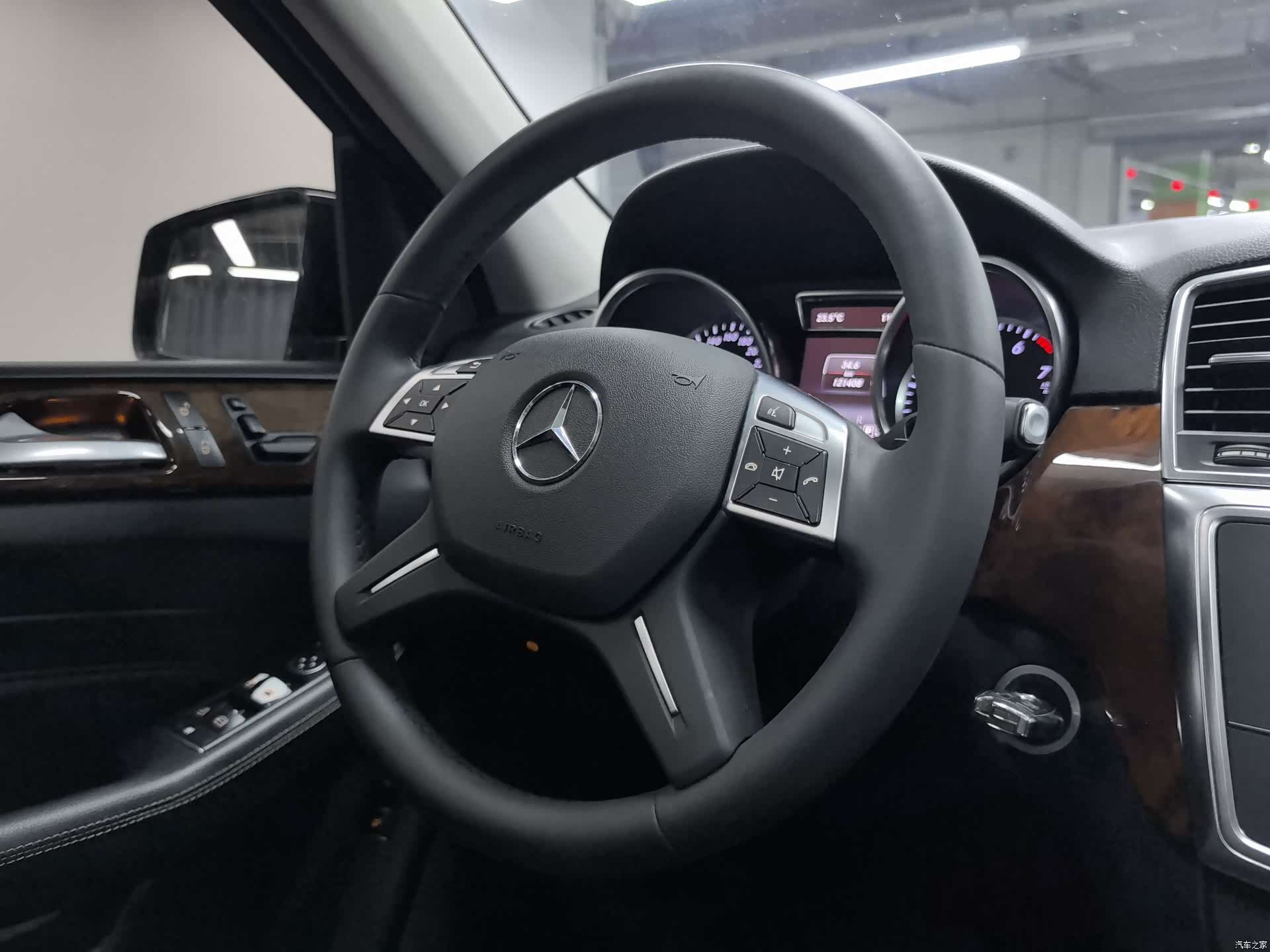 Mercedes-Benz M-Class, 2015 9