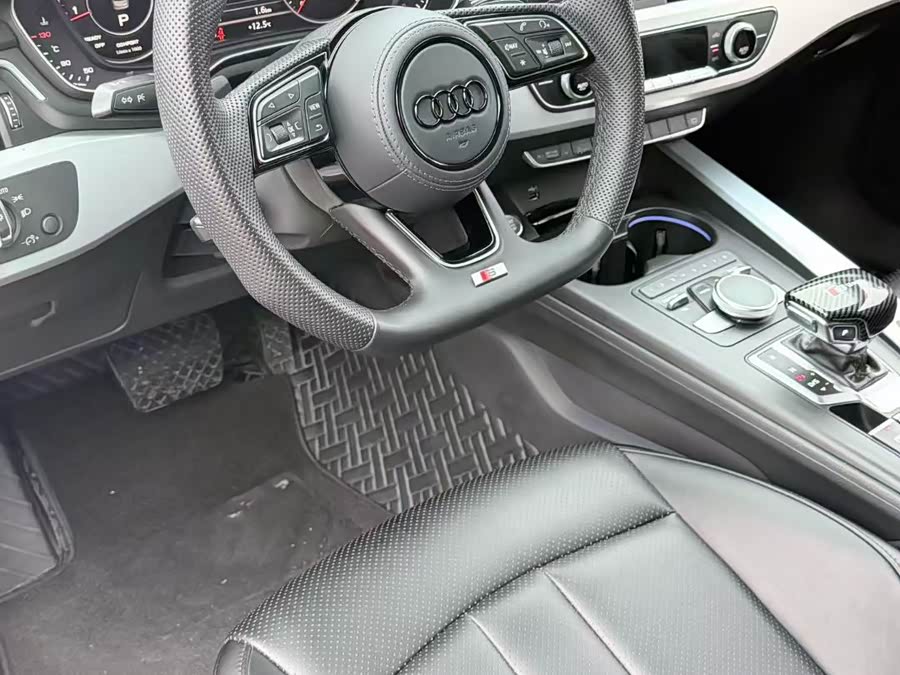 Audi A4L 2019, фото 4