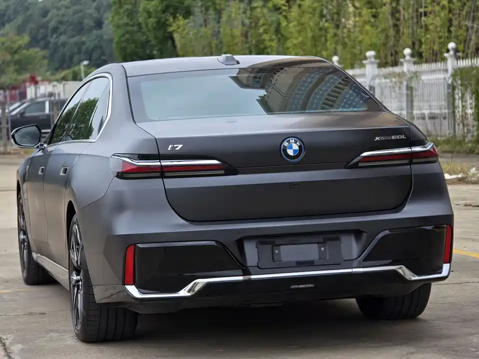 BMW i7