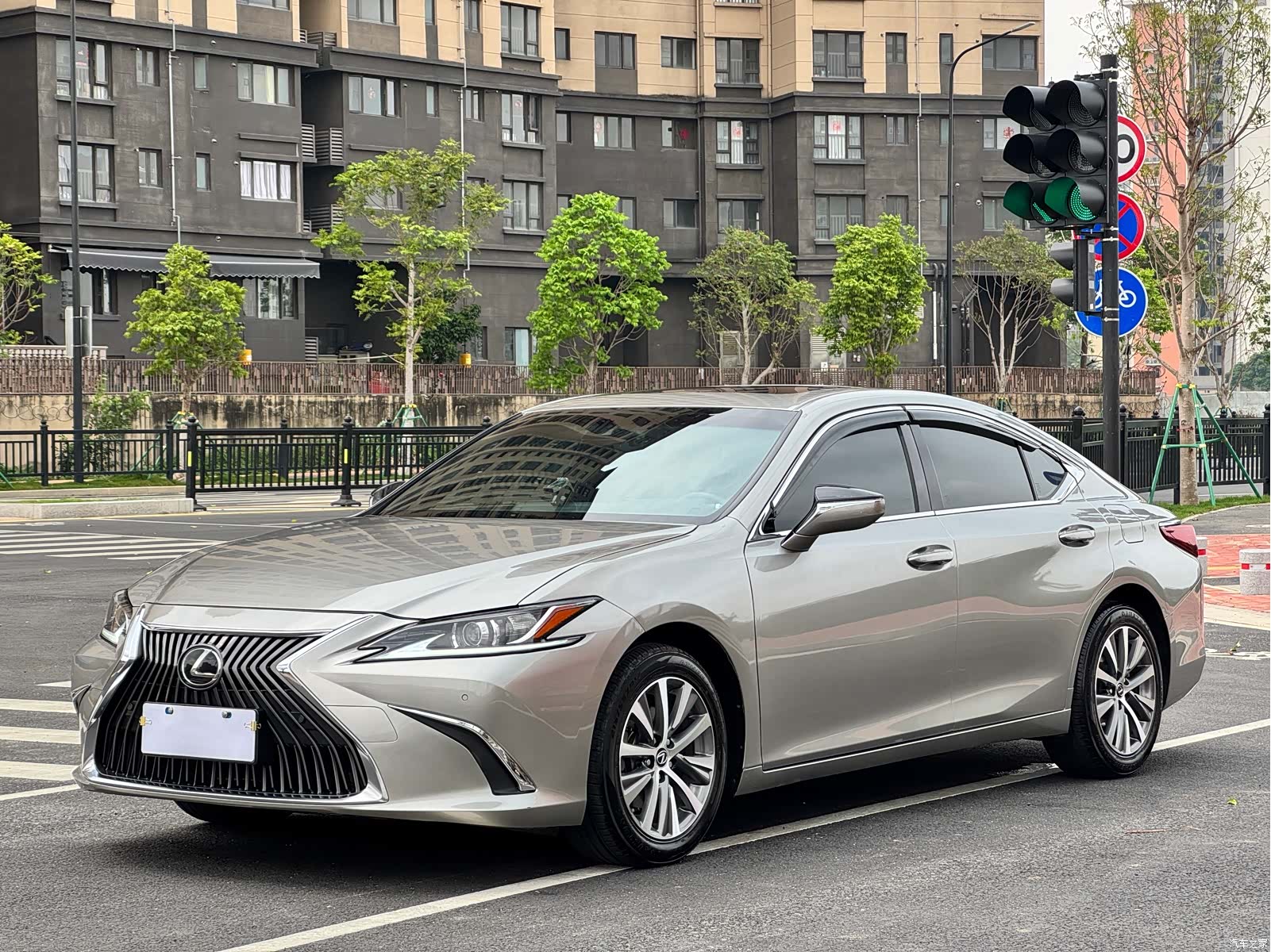 Lexus ES, 2021 1