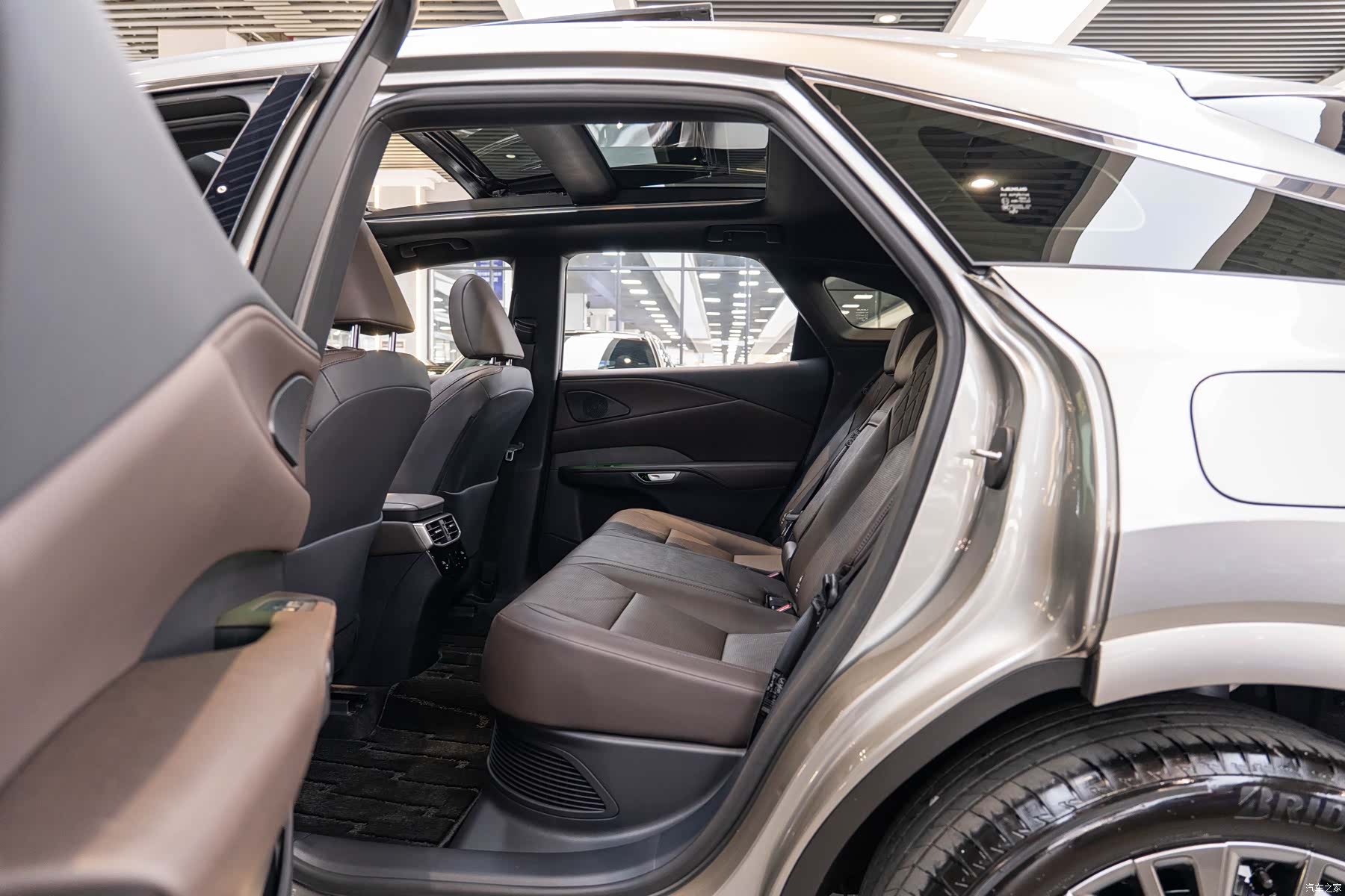 Lexus RX, 2025 10