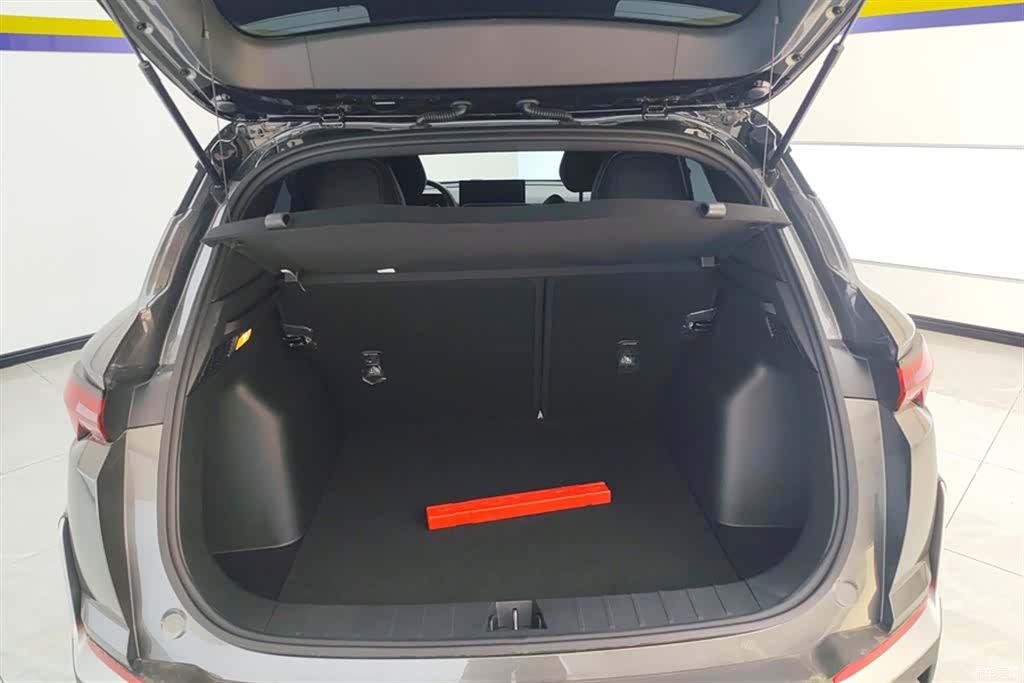 Geely Coolray, 2026 4