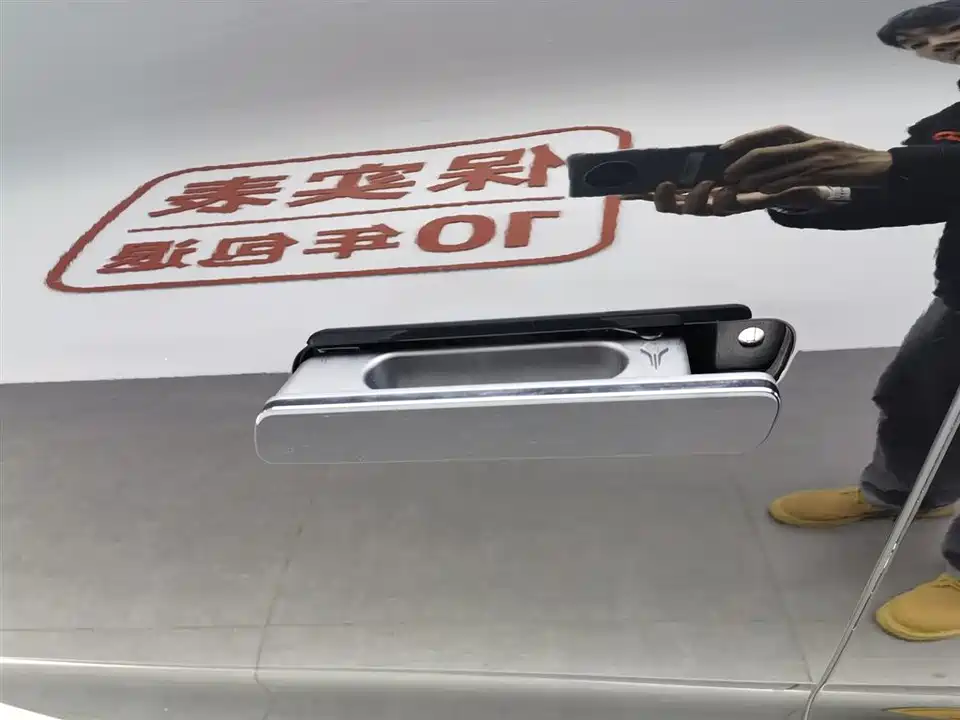 VOYAH Lantu chasing light