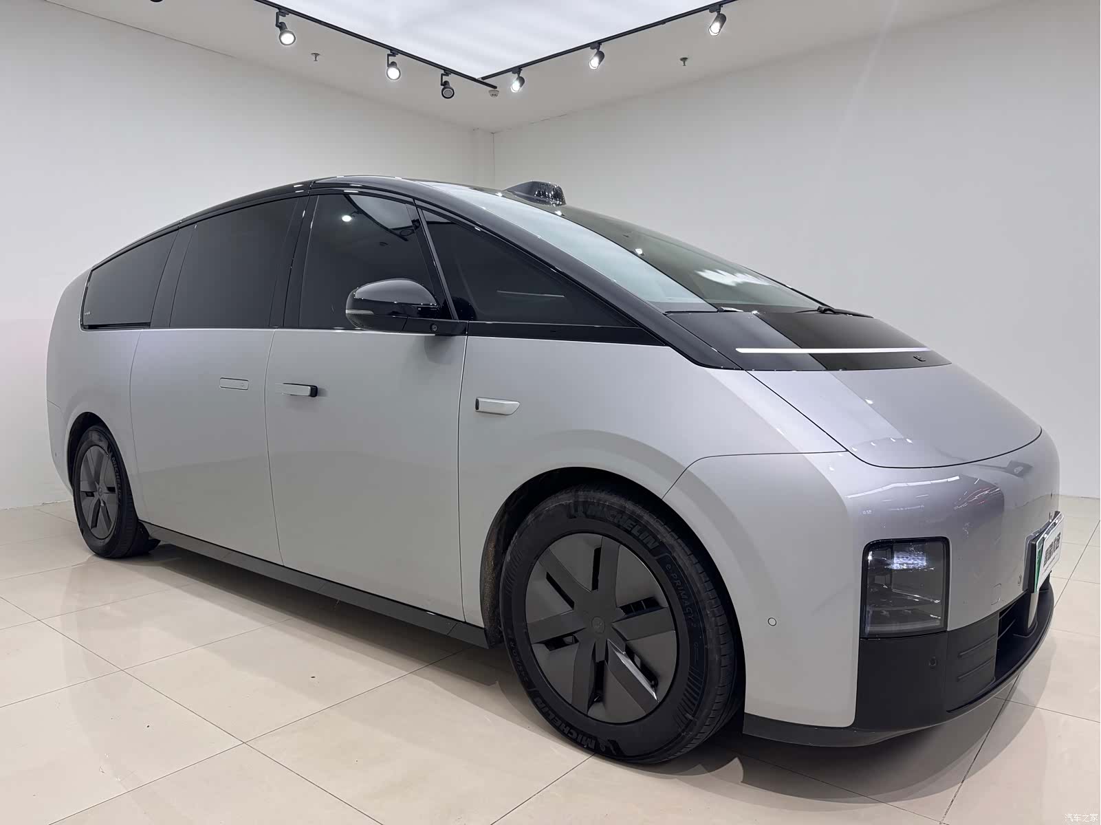 Li Auto MEGA, 2024 3