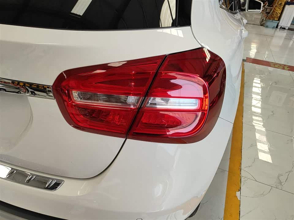 Mercedes-Benz GLA Mercedes-Benz GLA