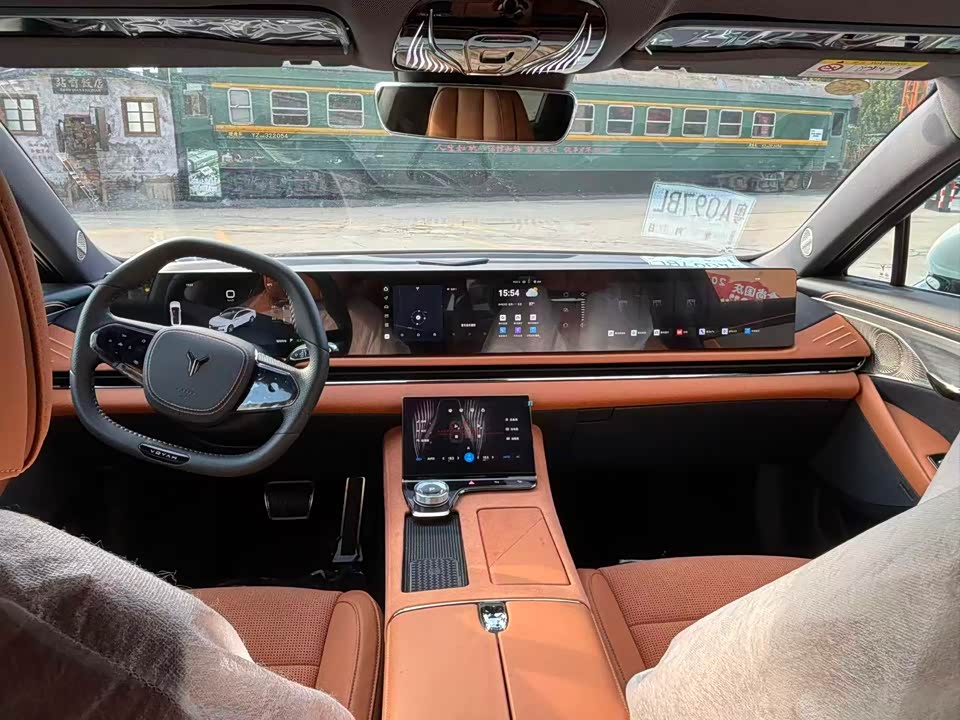 VOYAH Lantu chasing light