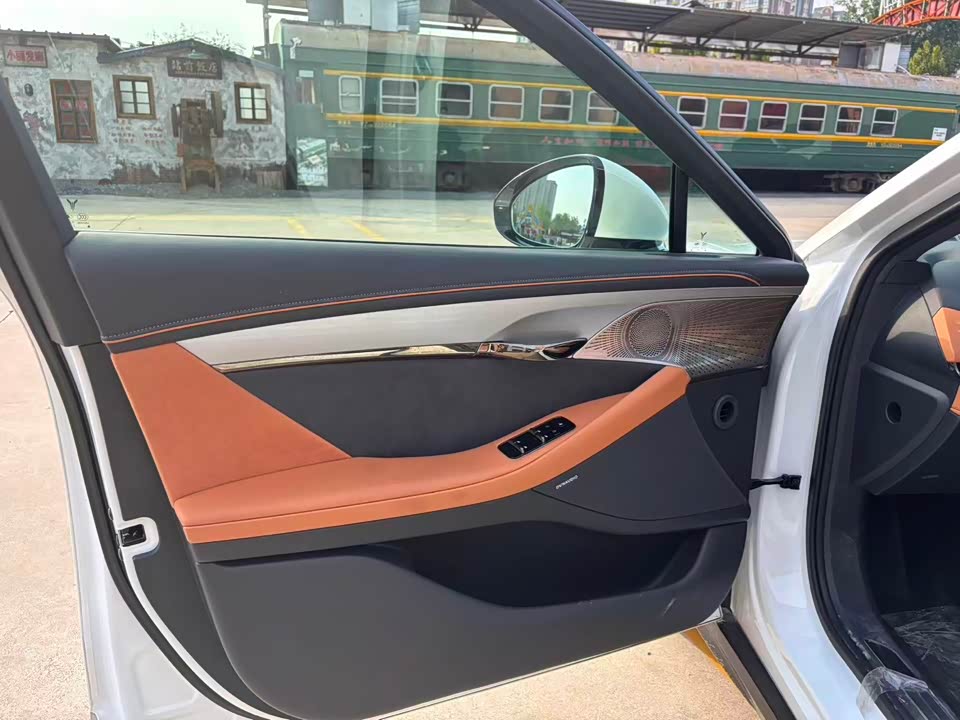 VOYAH Lantu chasing light