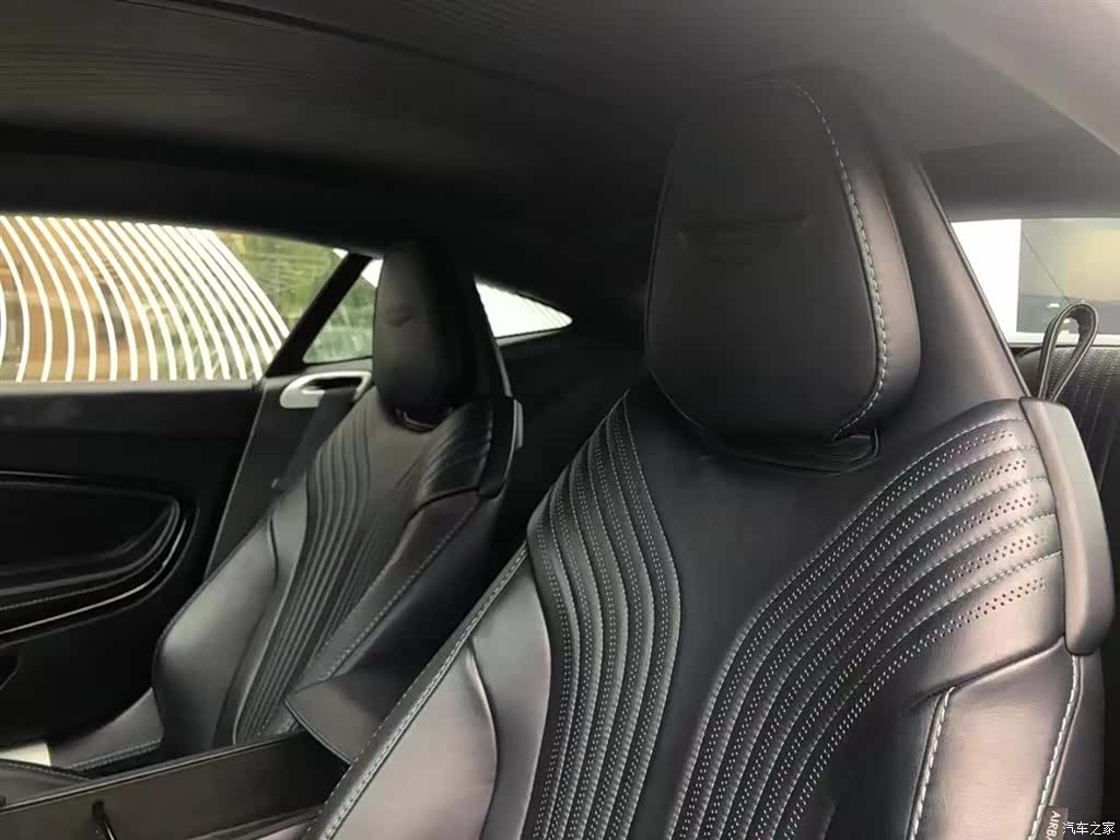 Aston Martin DB11, 2019 8