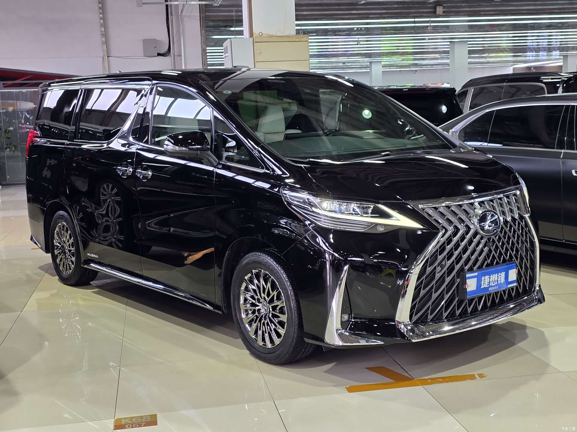 Lexus LM, 2021 3