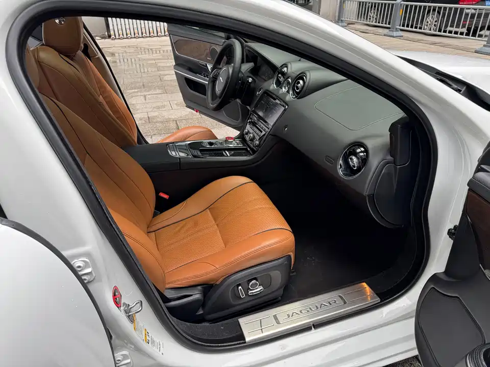 Jaguar XJ