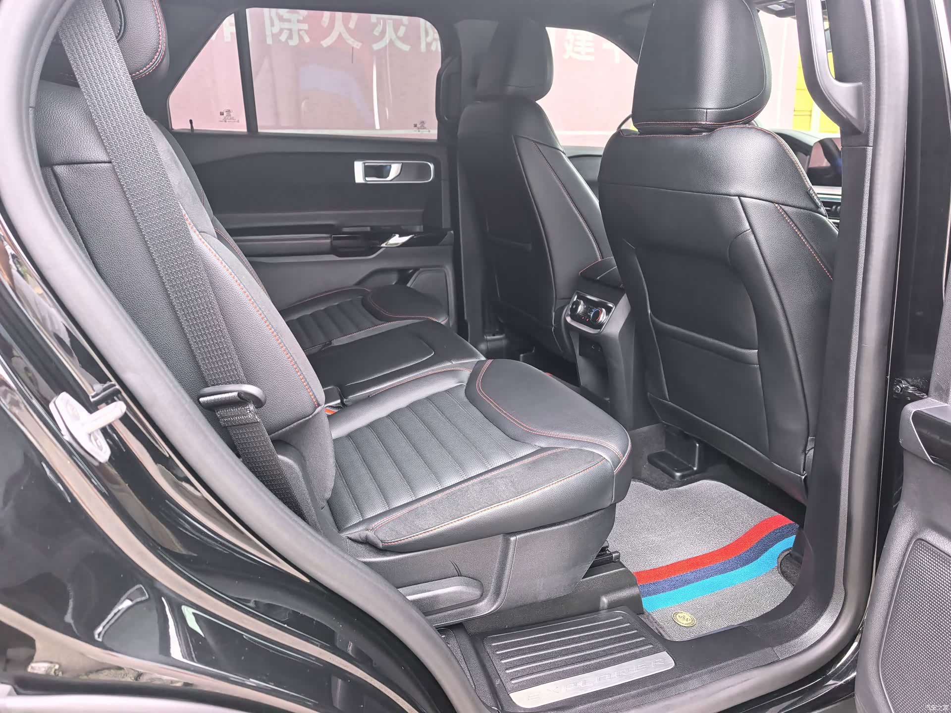 Ford Explorer, 2023 12