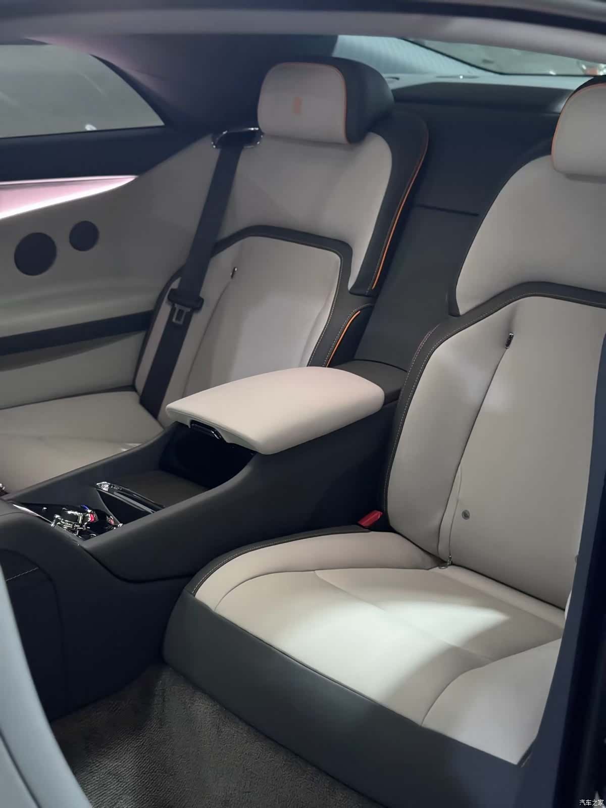 Rolls-Royce Spectre, 2026 4