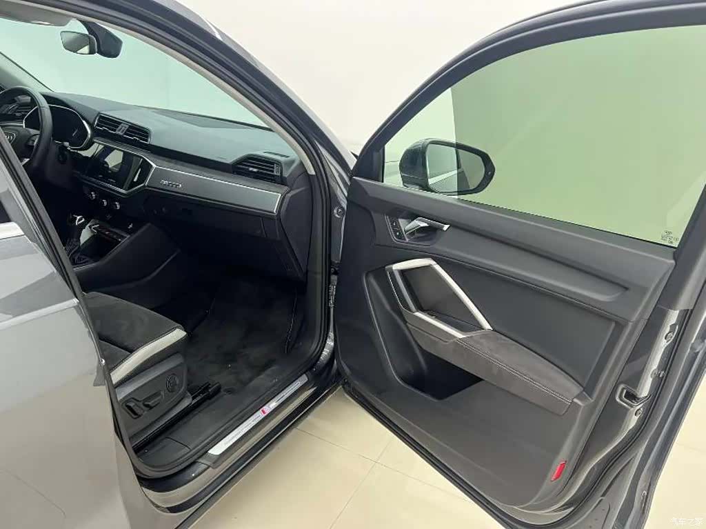 Audi Q3, 2022 10