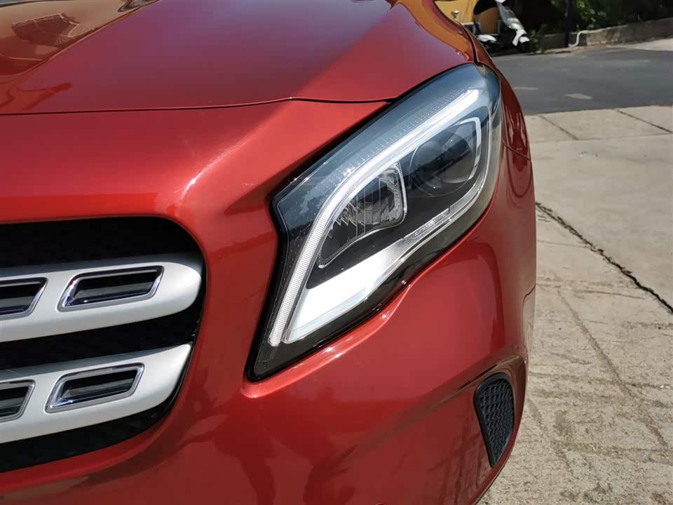 Mercedes-Benz GLA Mercedes-Benz GLA