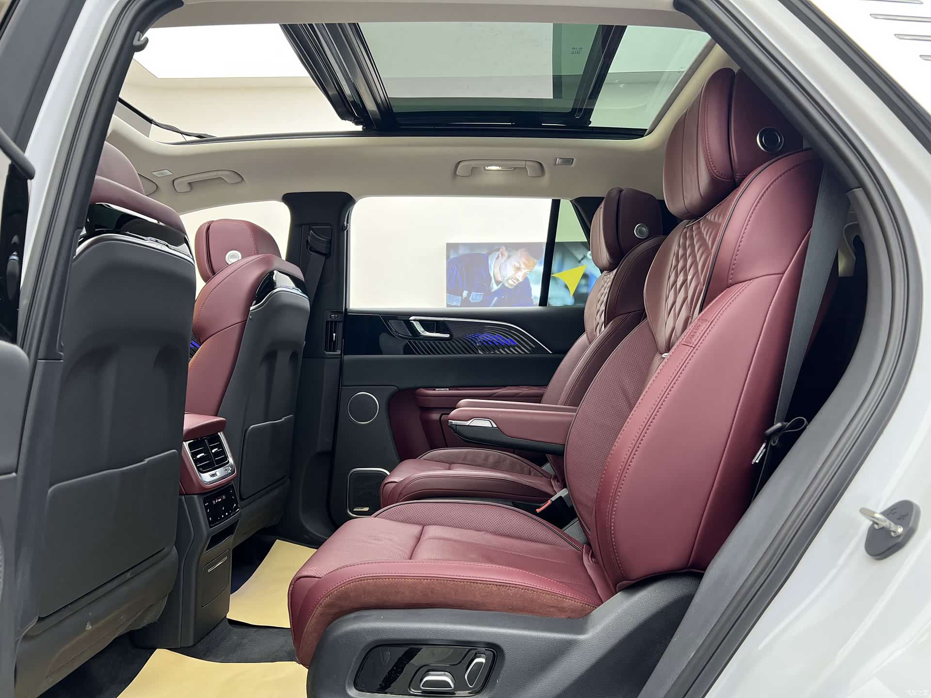 Hongqi E-HS9, 2023 6
