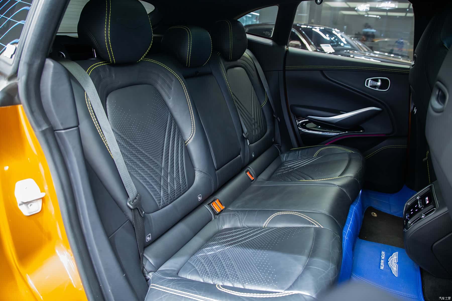 Aston Martin DBX, 2022 10