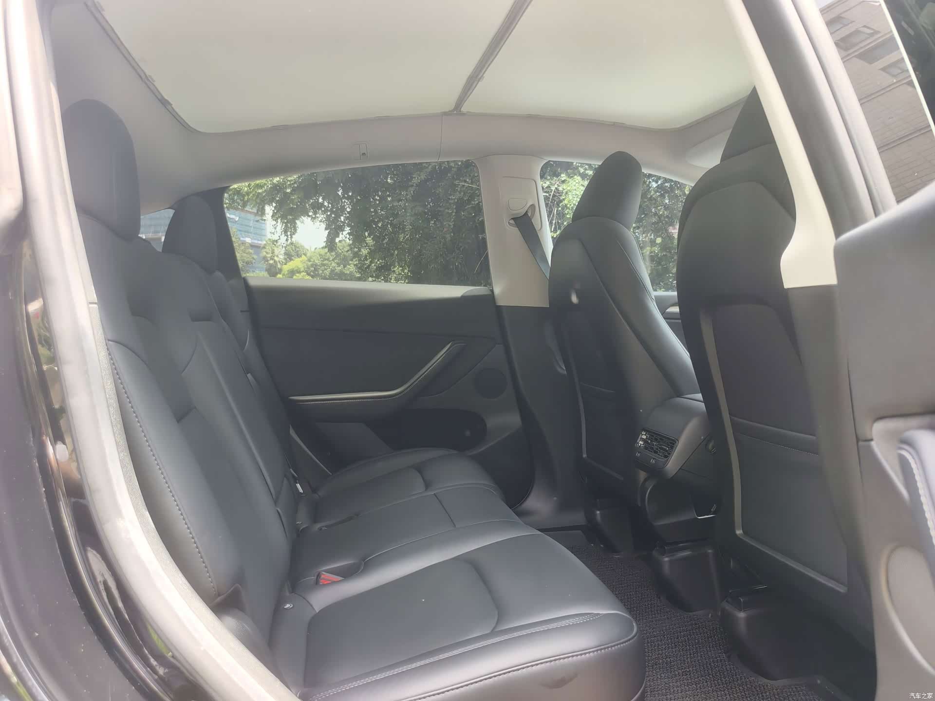Tesla Model Y, 2023 13
