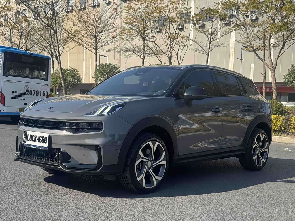 Lynk & Co 06