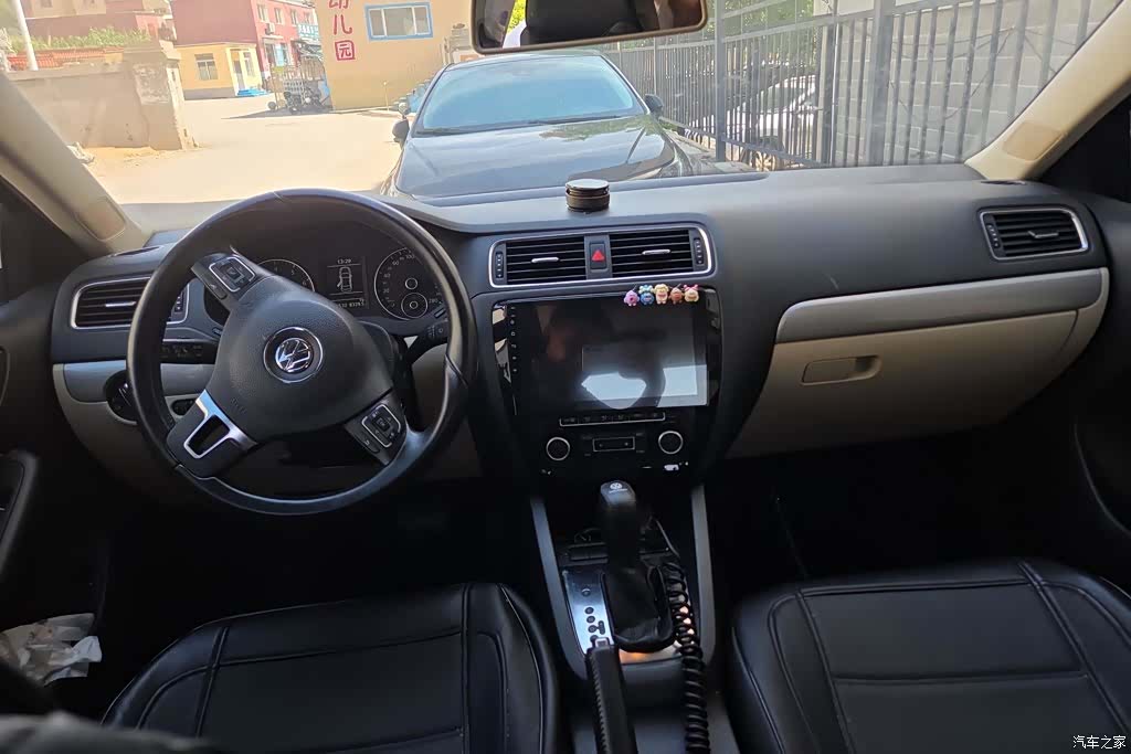 Volkswagen Sagitar, 2012 12