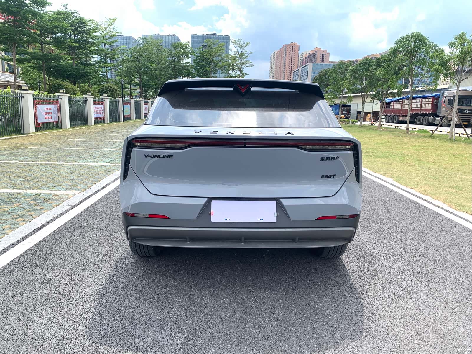 Nissan V, 2023 все фото