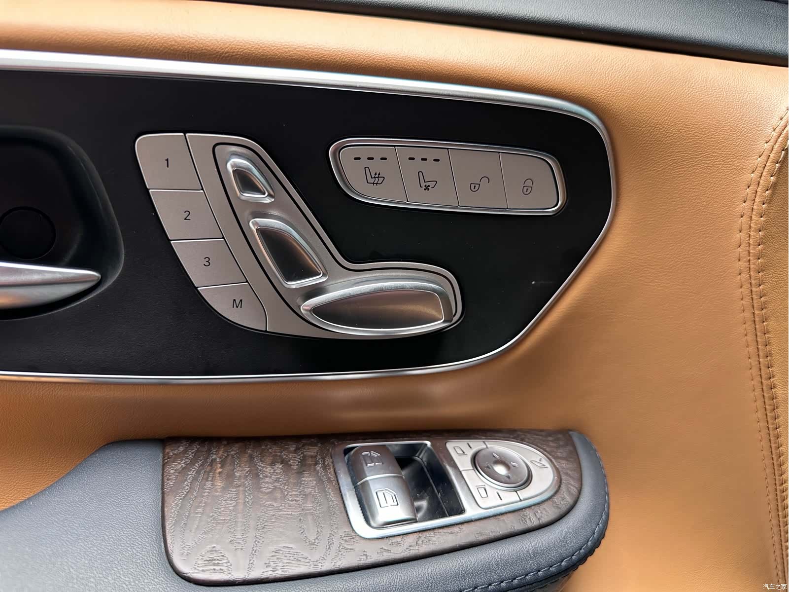 Mercedes-Benz V-Class, 2023 13