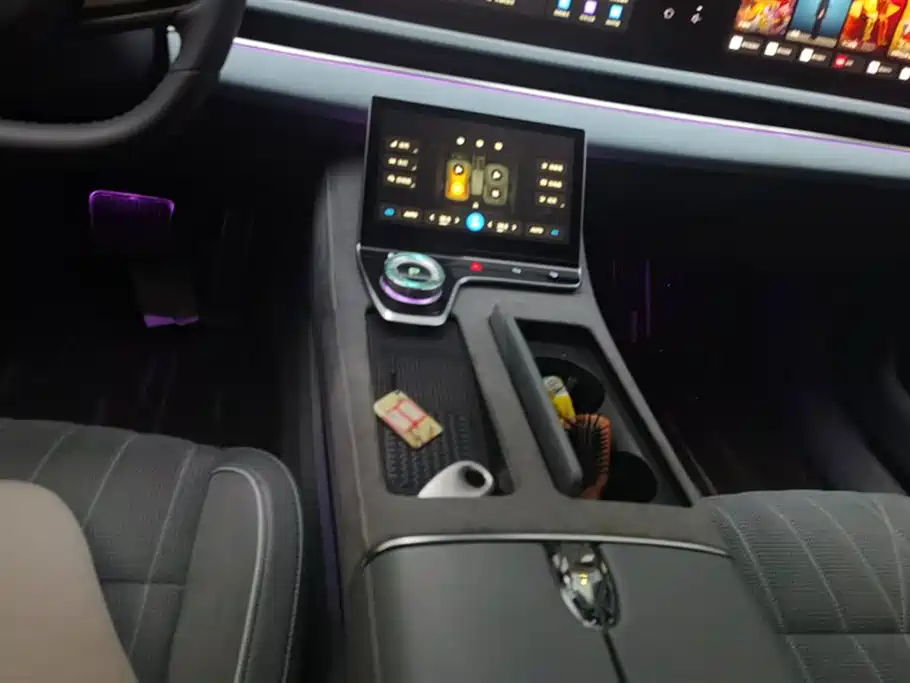 VOYAH Lantu chasing light