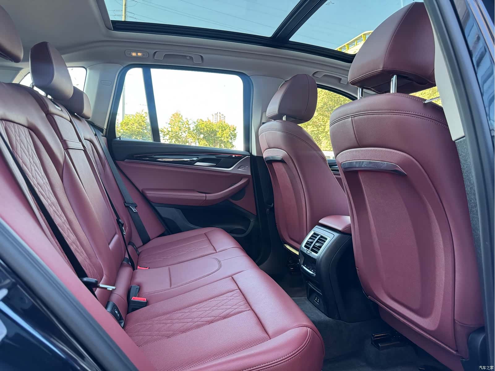 BMW iX3, 2023 все фото