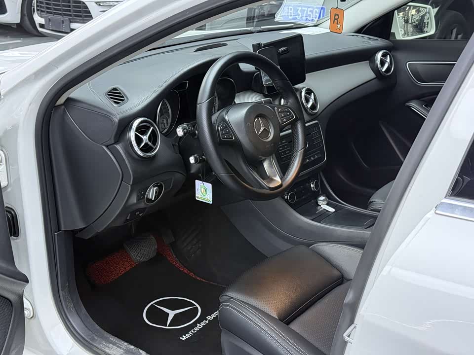 Mercedes-Benz GLA Mercedes-Benz GLA