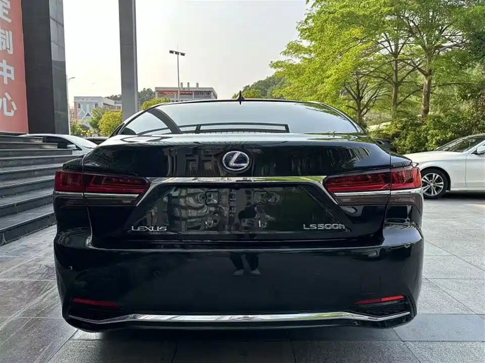 Lexus LS