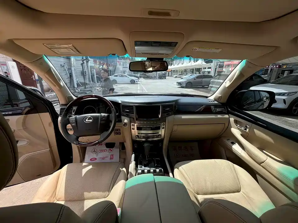 Lexus LX
