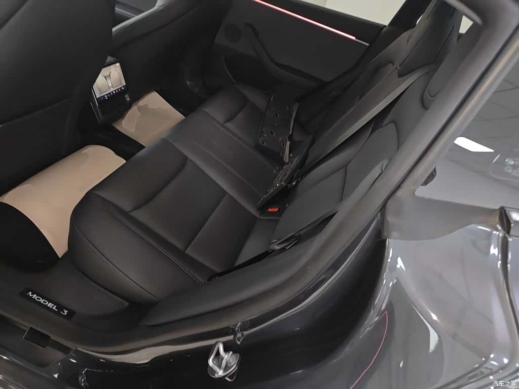 Tesla Model 3, 2025 17