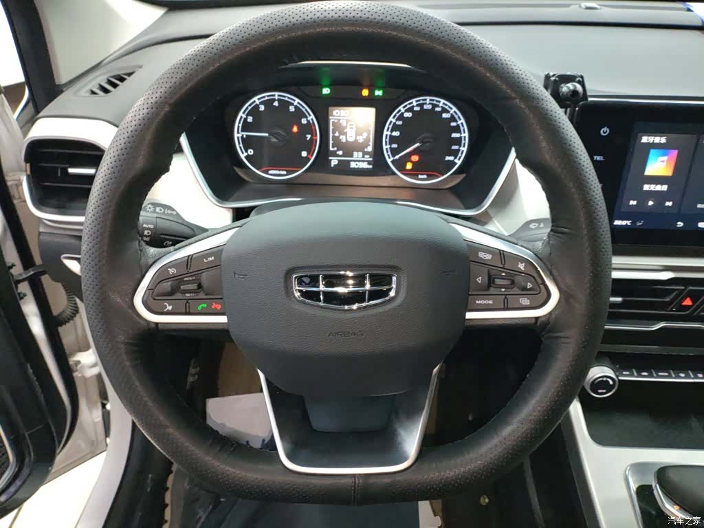 Geely Coolray, 2025 11