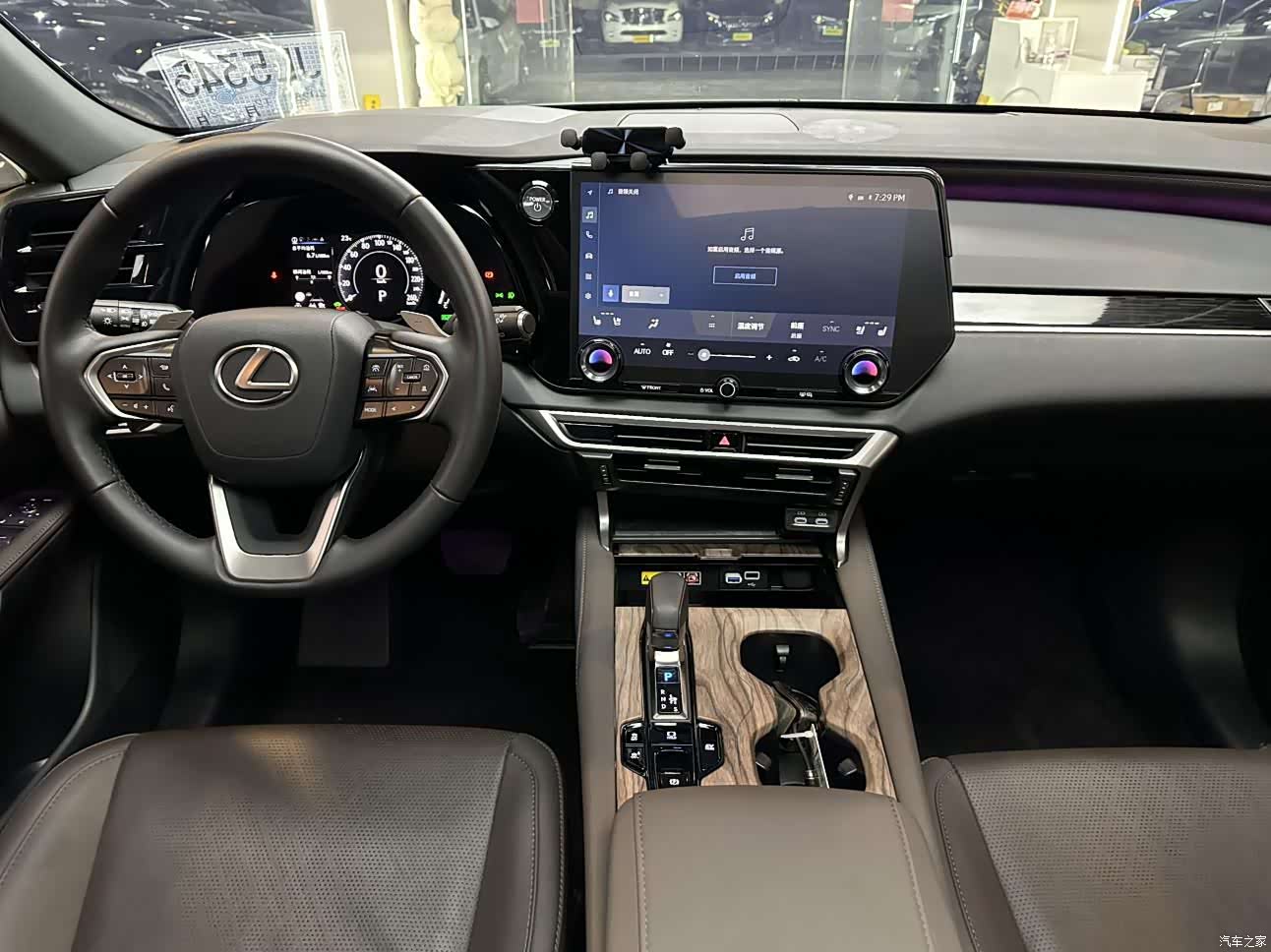 Lexus RX, 2025 12