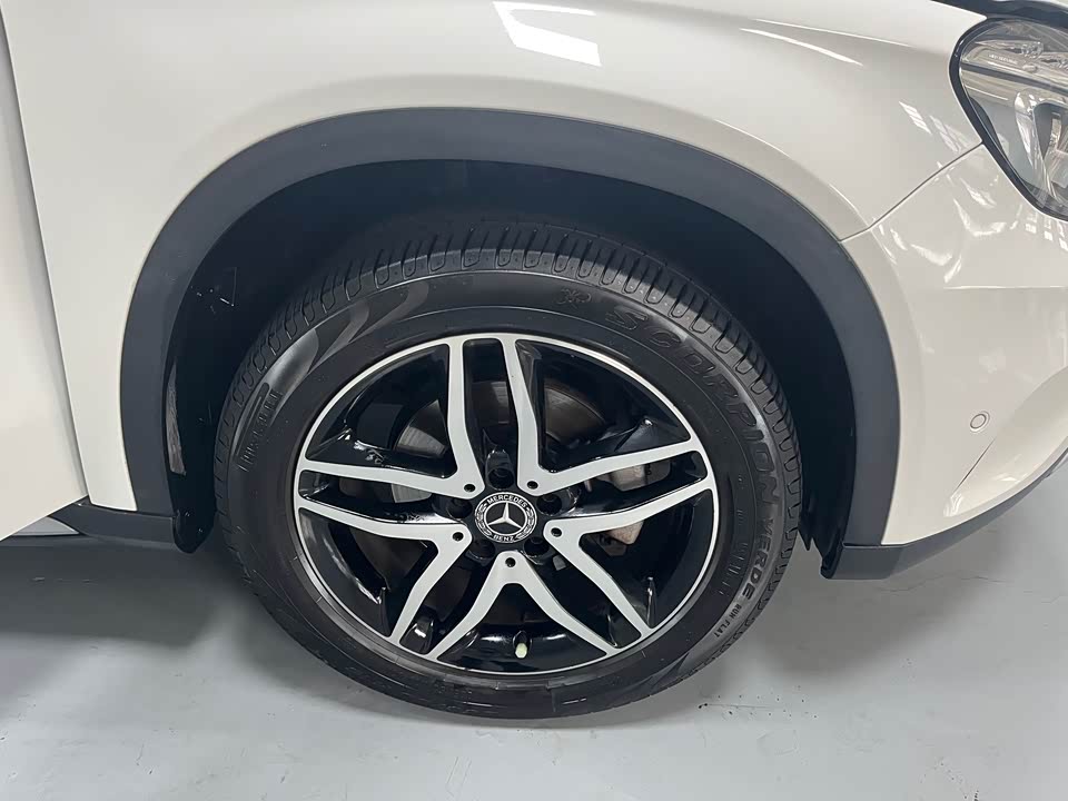 Mercedes-Benz GLA Mercedes-Benz GLA
