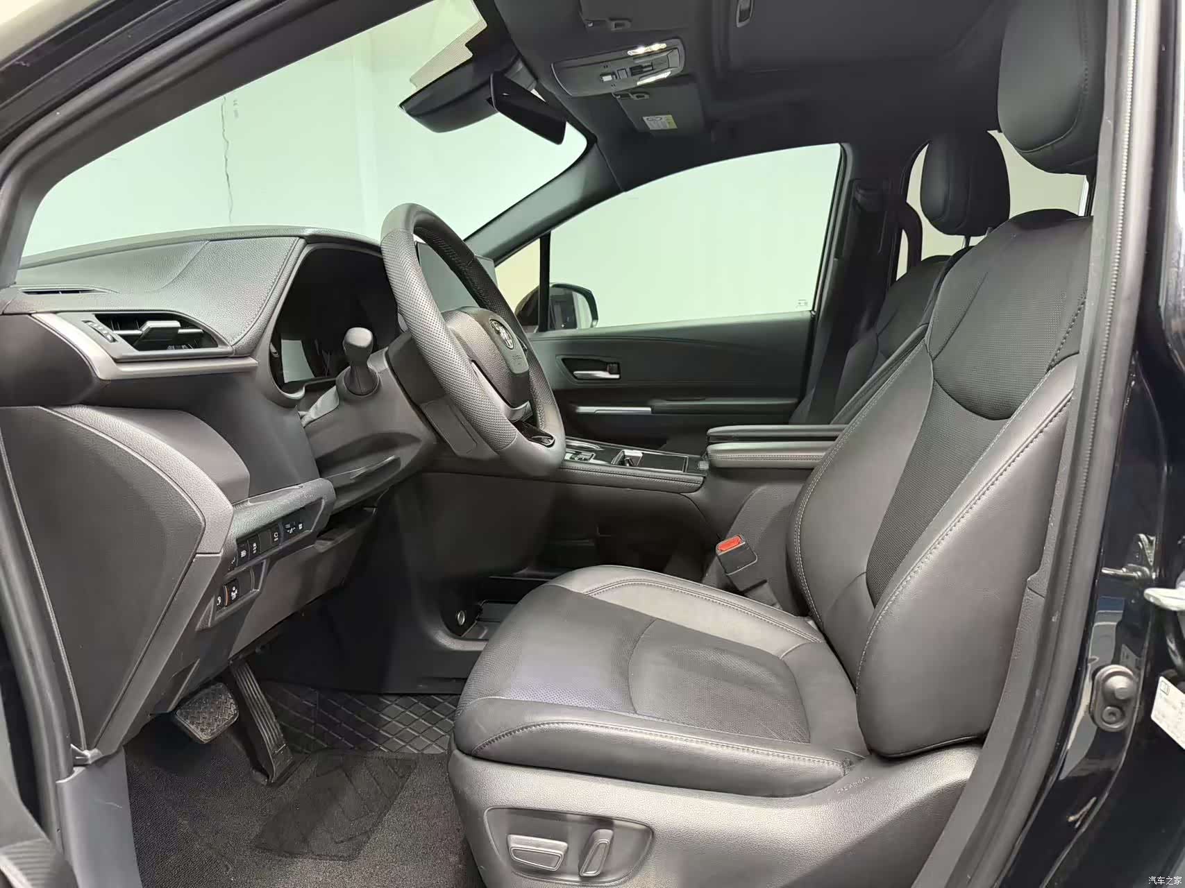 Toyota Sienna, 2024 все фото