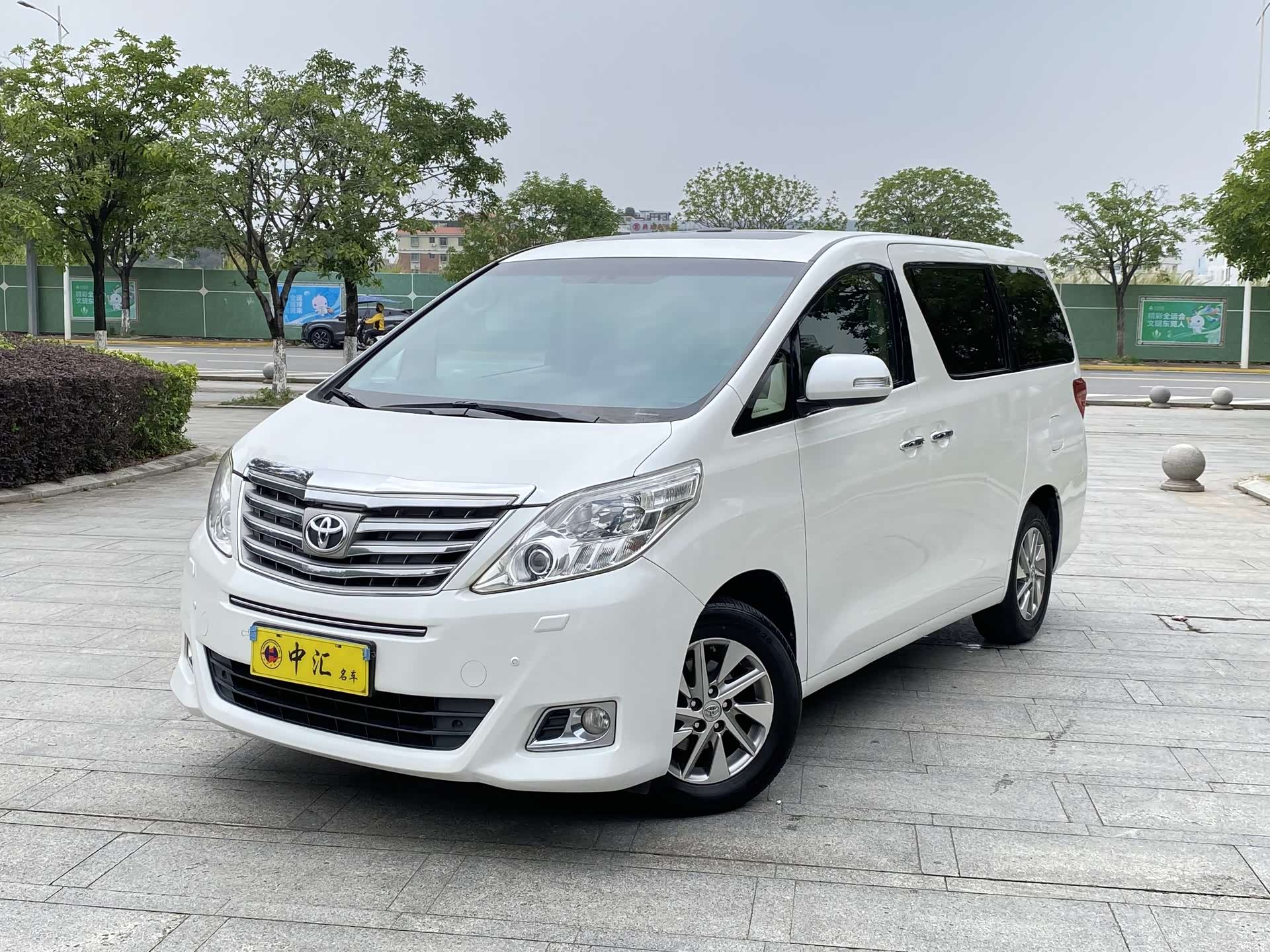 Toyota Alphard, 2012 1