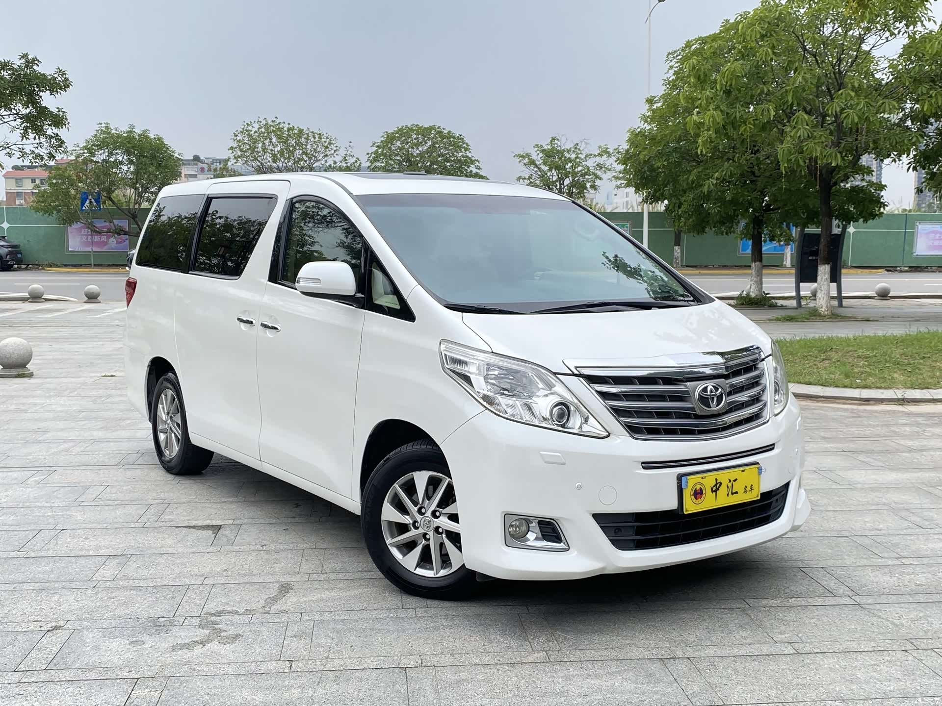 Toyota Alphard, 2012 3