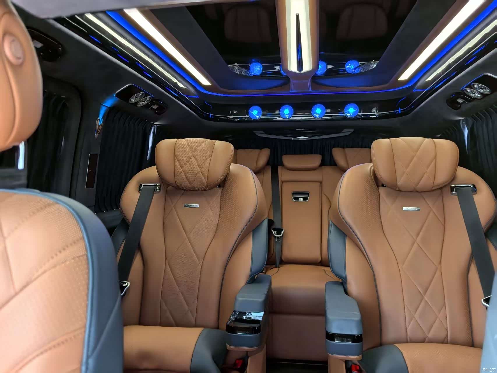 Mercedes-Benz V-Class, 2024 23